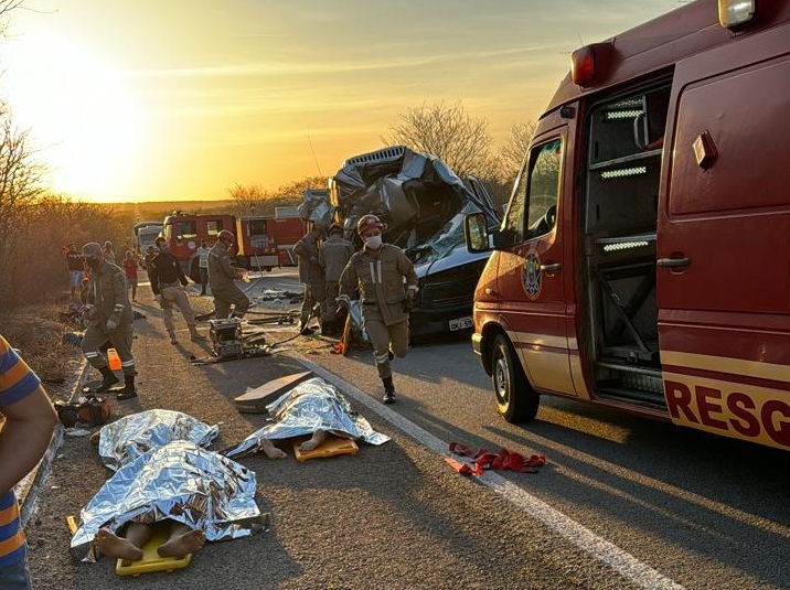 Tragédia: Colisão de van na traseira de caminhão deixa pelo menos cinco mortos na BR-316, em Ouricuri